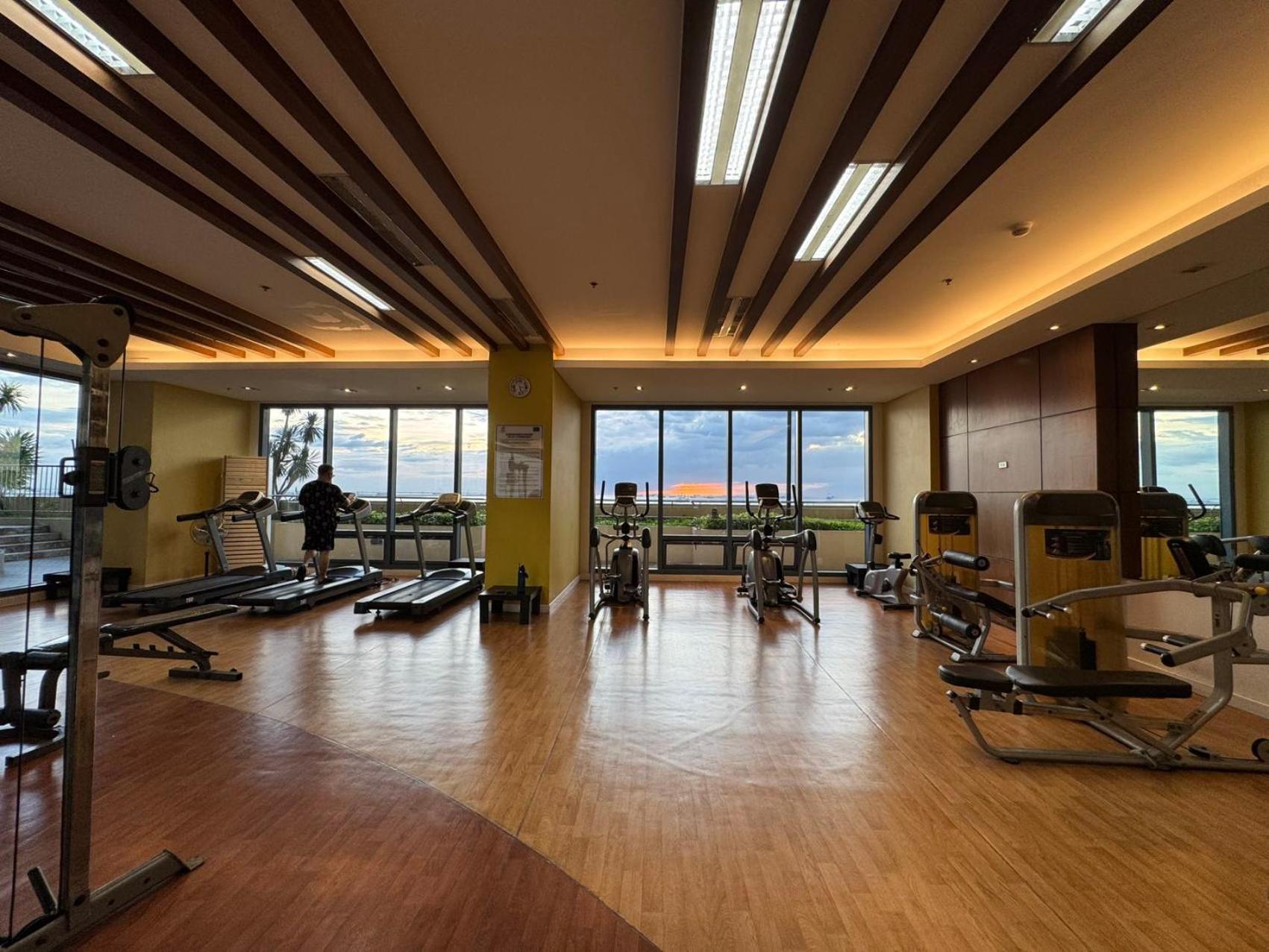 Grand Riviera Suites Манила Экстерьер фото